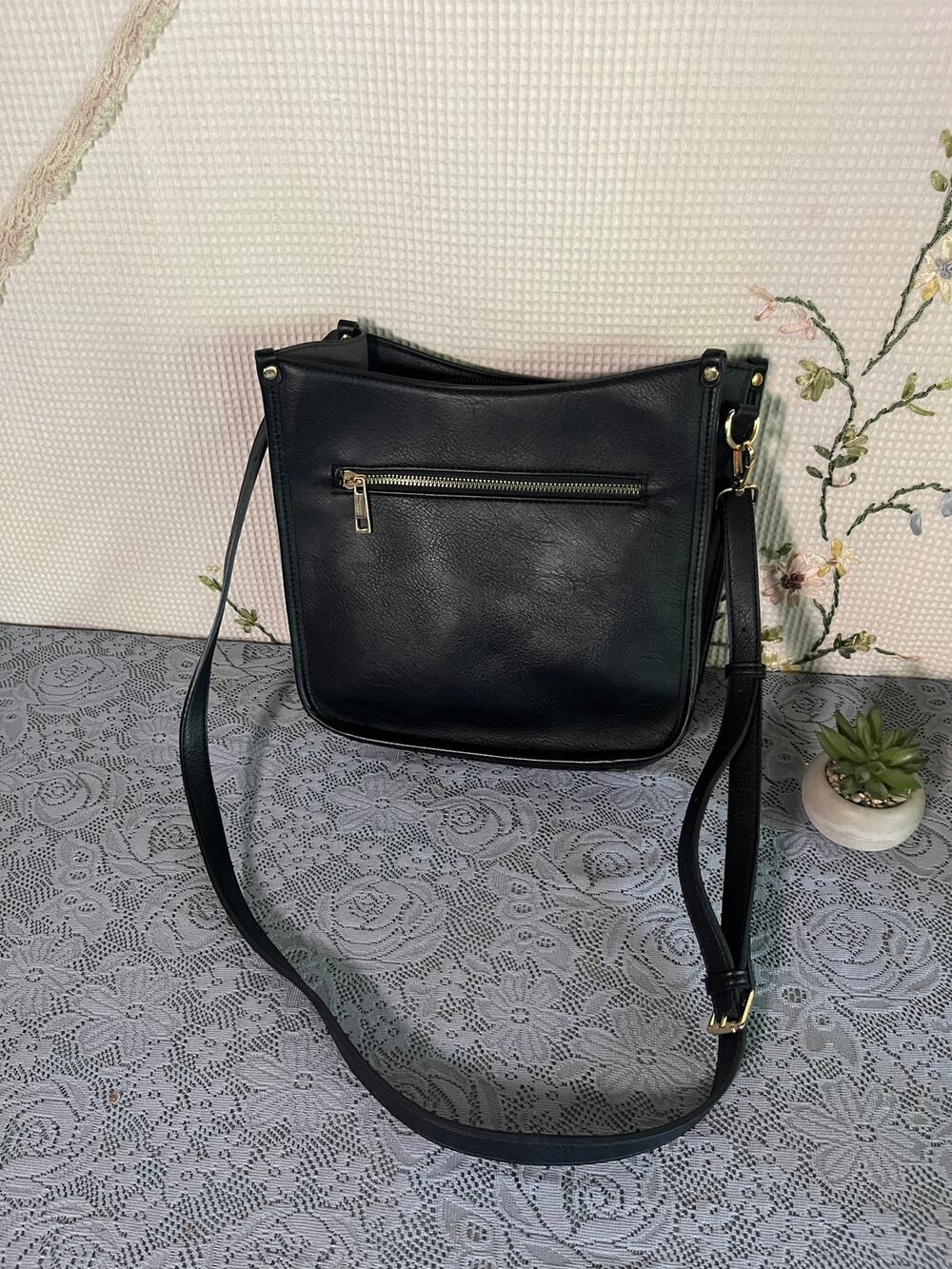 CLUCI Black Genuine Leather Crossbody Shoulder Bag Gold Hardware Front Zip